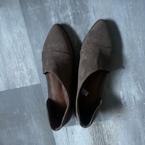 Universal Thread Suede Brown Flats